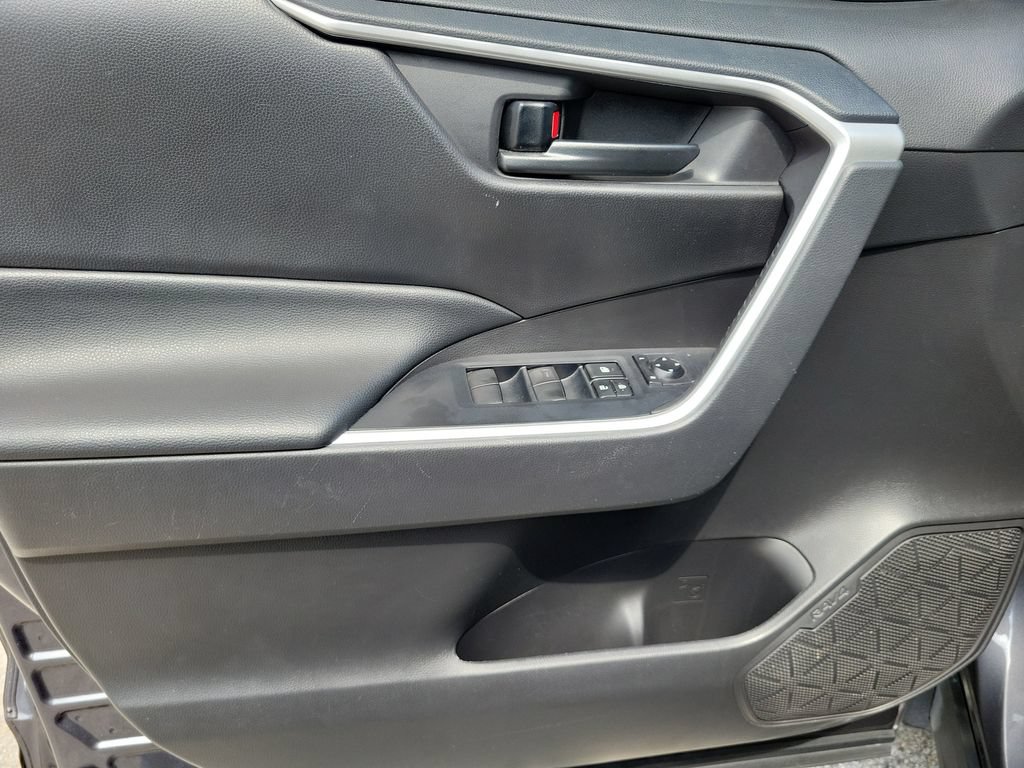 Used 2022 Toyota RAV4 LE FWD image 18