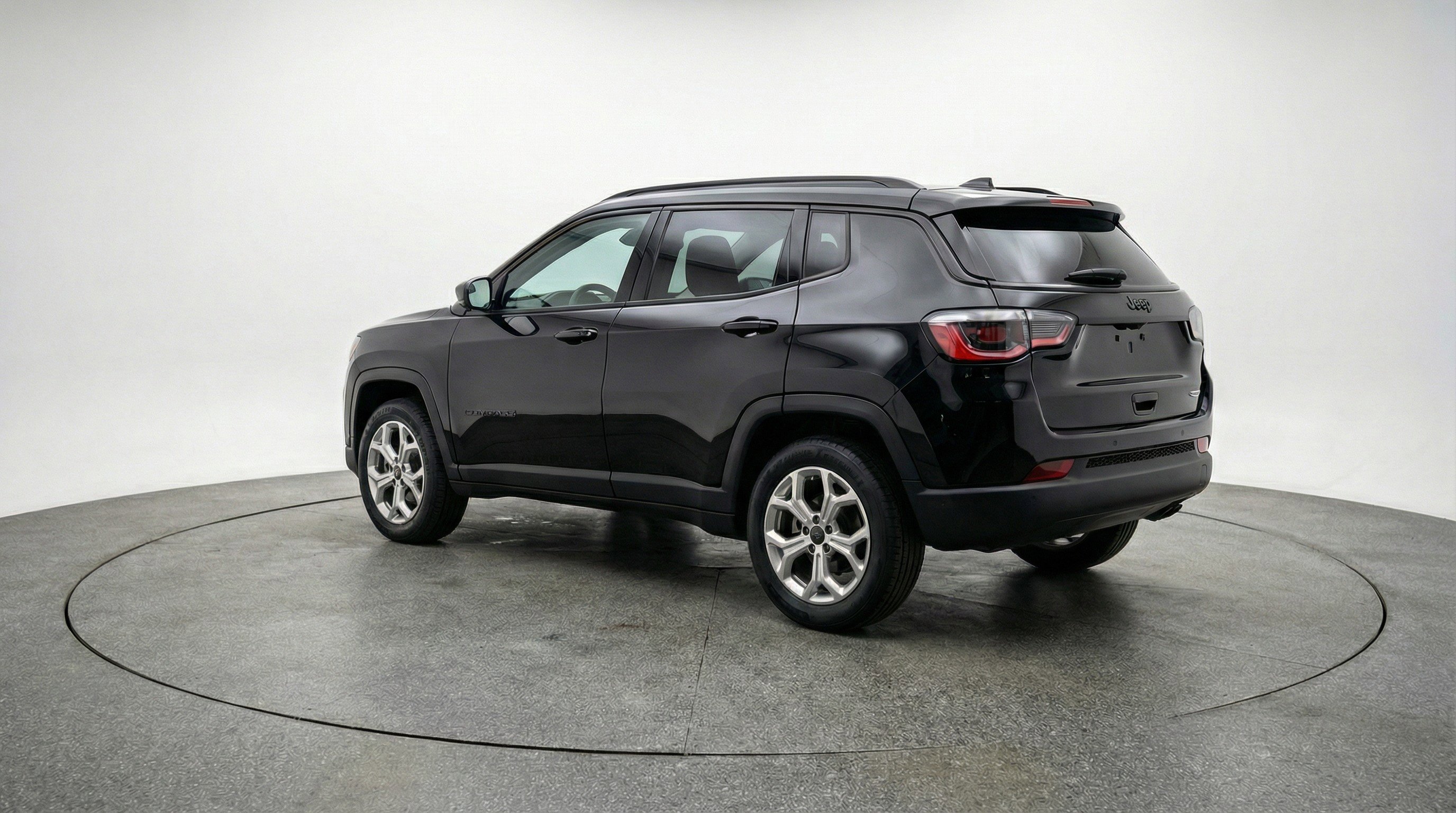 Used 2025 Jeep Compass Latitude AWD/4WD image 6