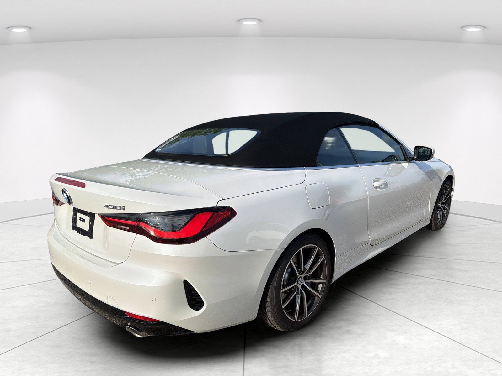 Used 2025 BMW 430i Convertible w/ Premium Package RWD image 4