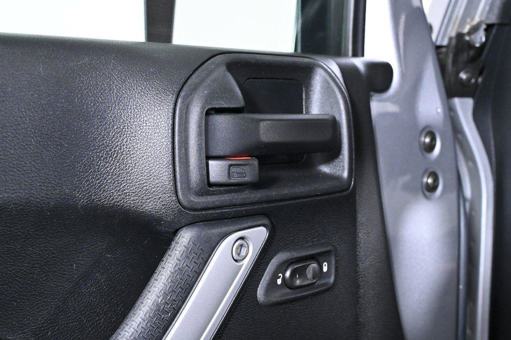 Used 2016 Jeep Wrangler Unlimited Sahara image 29