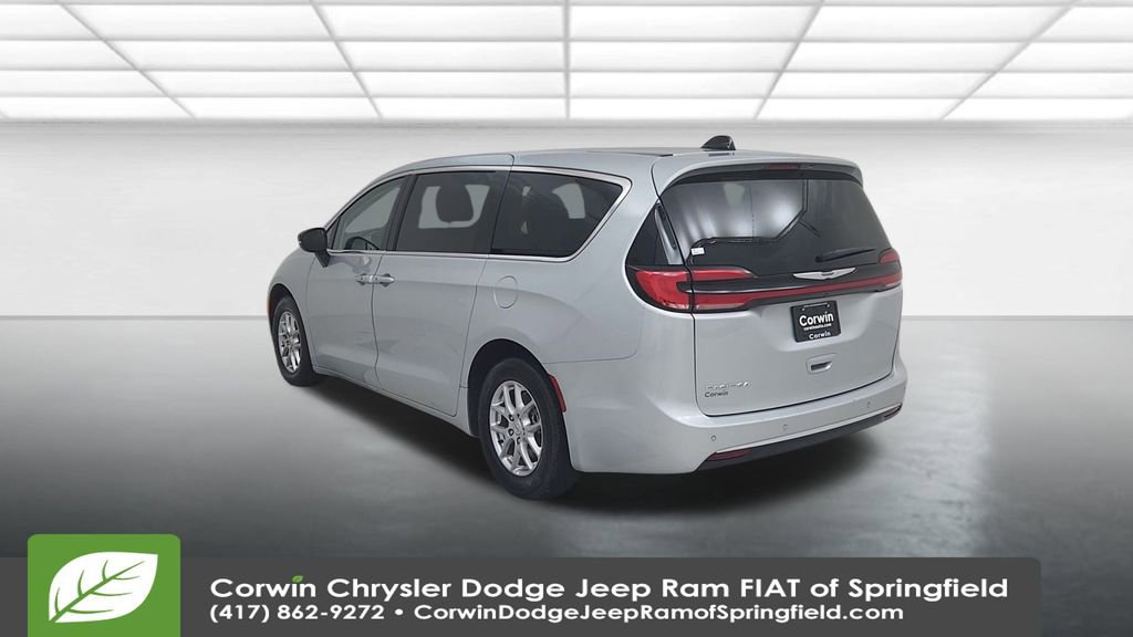 Certified 2024 Chrysler Pacifica Touring-L image 11