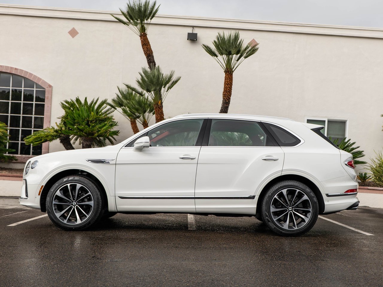 Used 2025 Bentley Bentayga V8 image 5