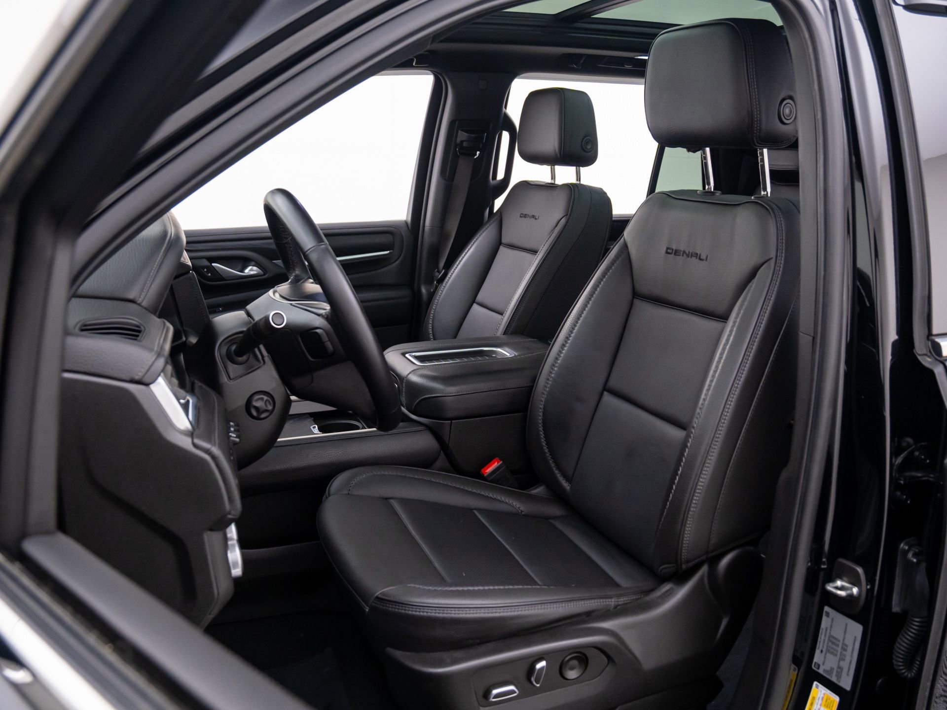 Used 2022 GMC Yukon Denali w/ Denali Premium Package image 10