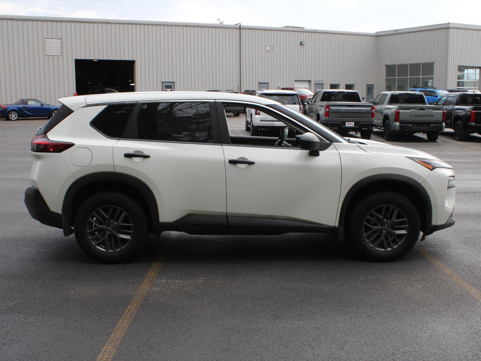Used 2023 Nissan Rogue S AWD/4WD image 4