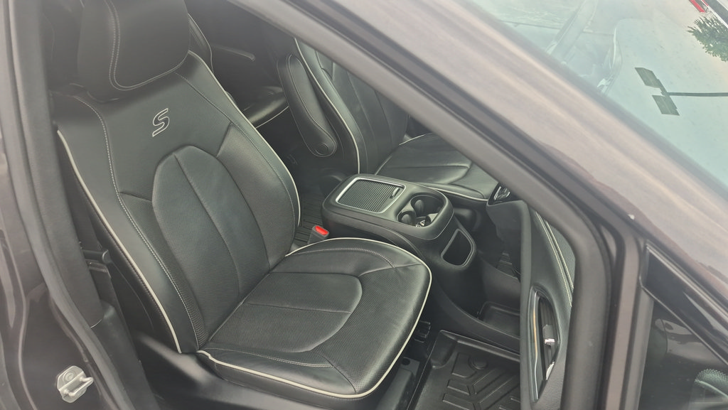 Used 2020 Chrysler Pacifica Limited w/ Advanced Safetytec Group FWD image 25