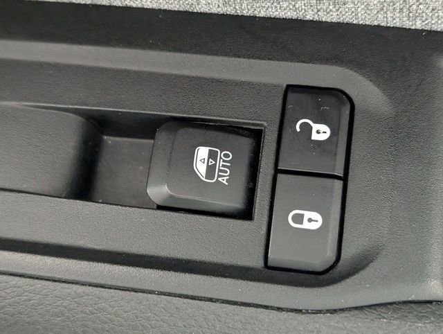 Used 2024 Jeep Compass Latitude image 32