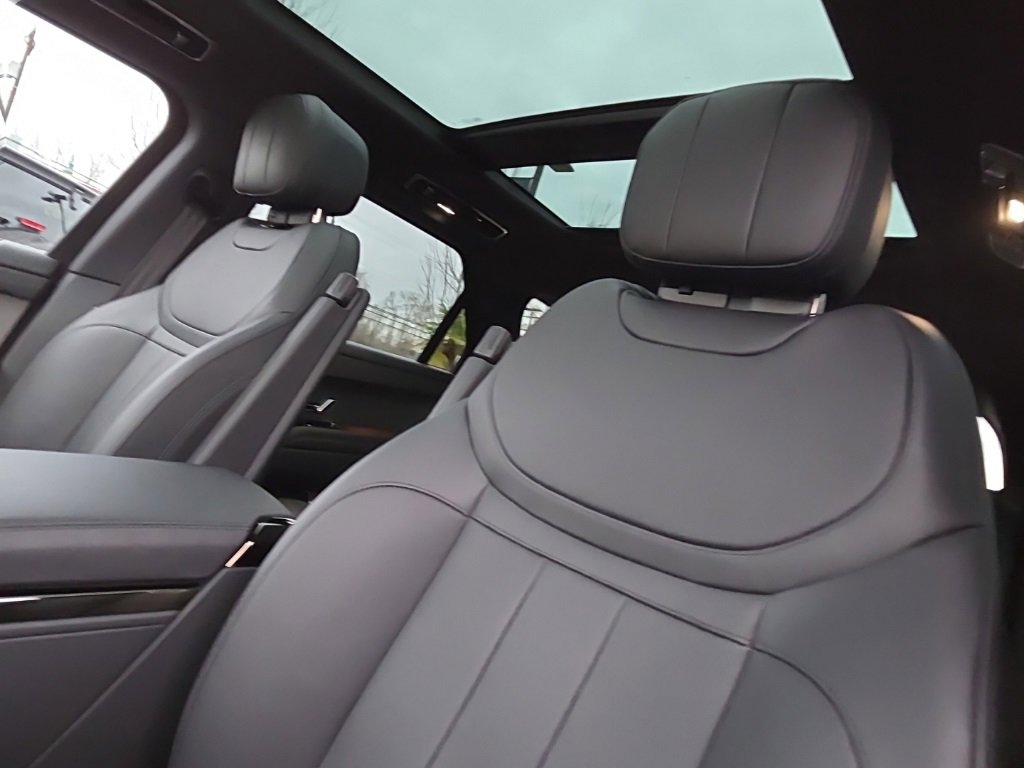 Used 2025 Land Rover Range Rover Sport SE image 14