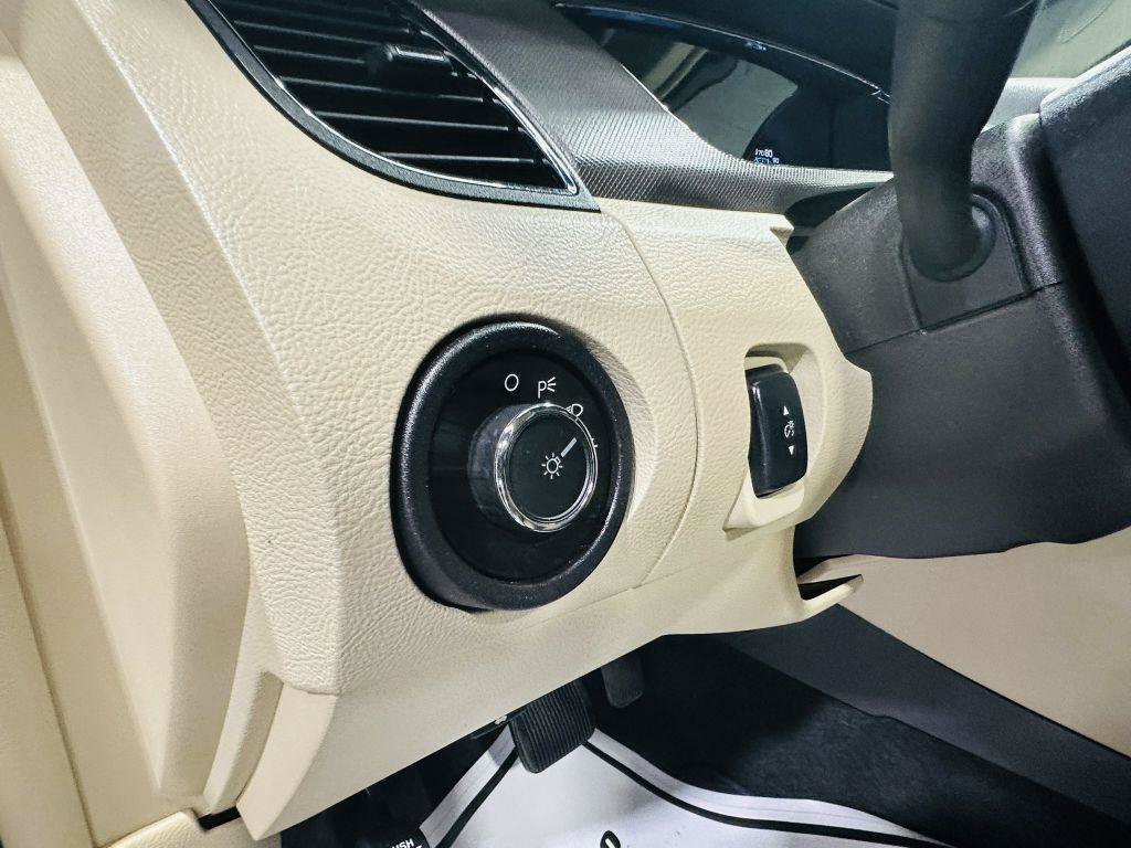Used 2017 Ford Taurus SE FWD image 14