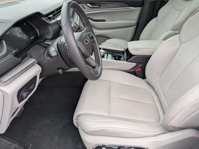 Used 2023 Jeep Grand Cherokee Overland w/ Luxury Tech Group IV AWD/4WD image 16