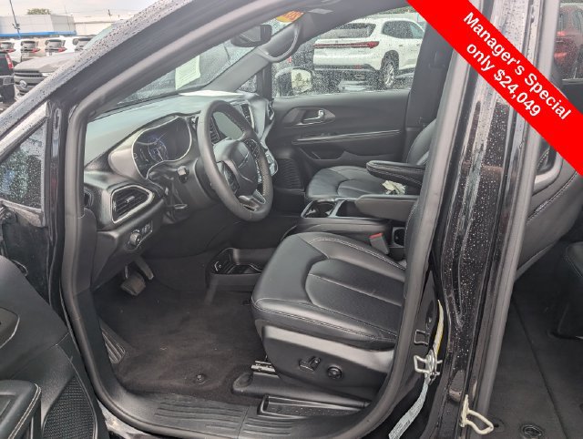 Used 2025 Chrysler Pacifica Select FWD image 11