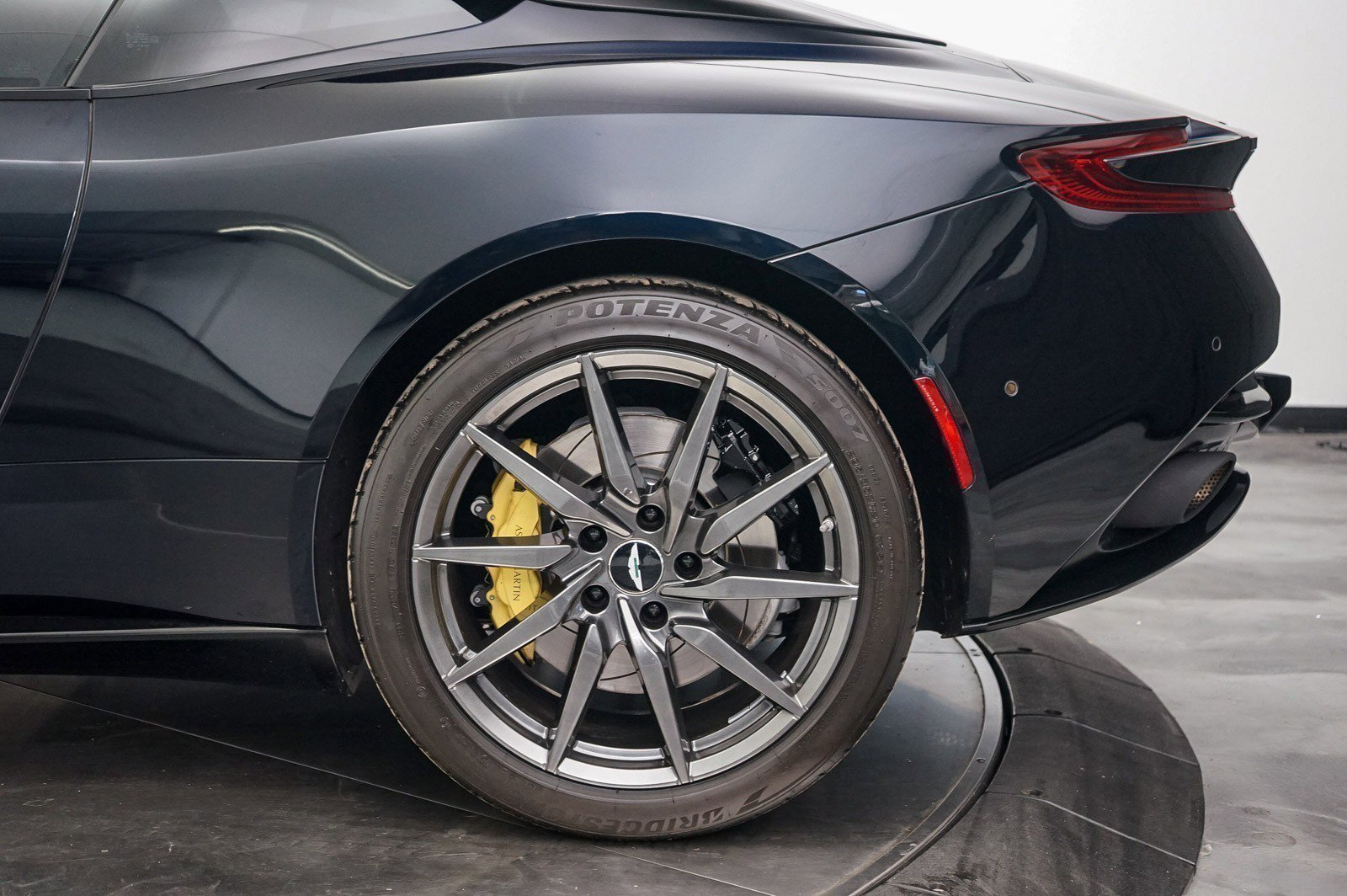 Used 2017 Aston Martin DB11 V12 image 15