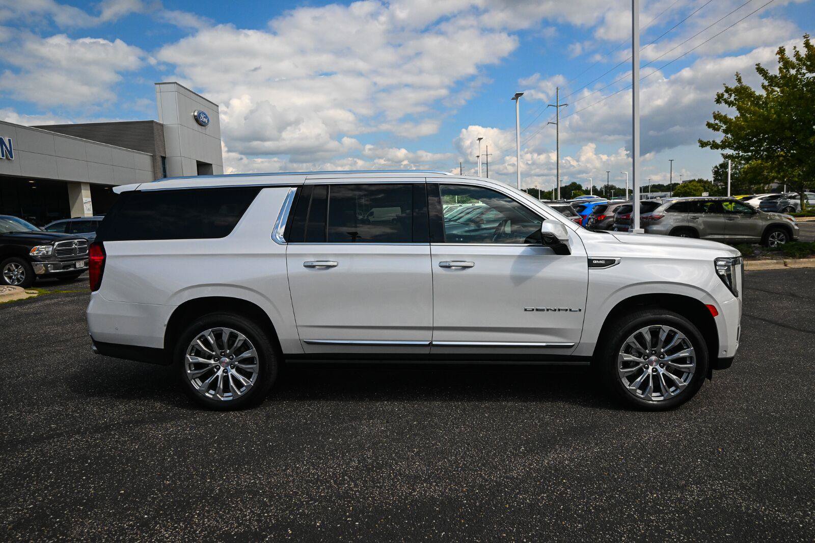 Used 2024 GMC Yukon XL Denali w/ Denali Reserve Package AWD/4WD image 3