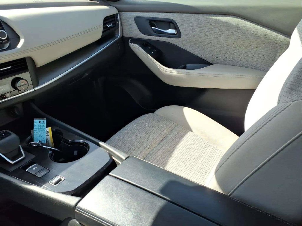 Used 2023 Nissan Rogue SV FWD image 11