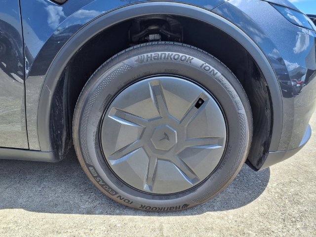 Used 2026 Tesla Model Y 2WD image 11