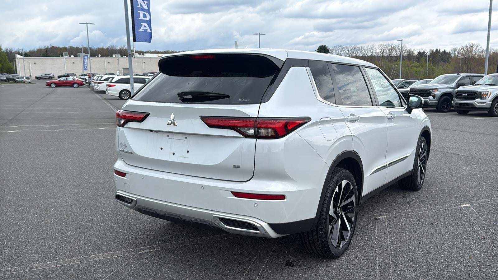 Used 2022 Mitsubishi Outlander SE AWD/4WD image 6