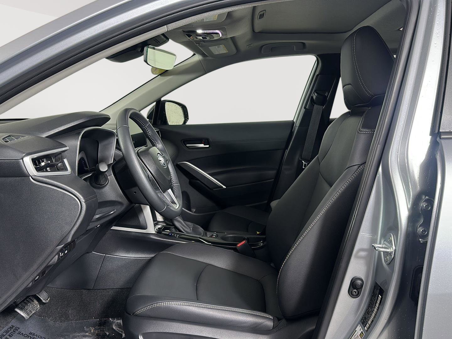 Used 2025 Toyota Corolla Cross XLE w/ Convenience Package image 5