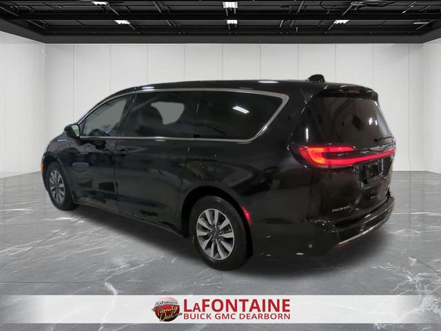 Used 2024 Chrysler Pacifica Select image 2