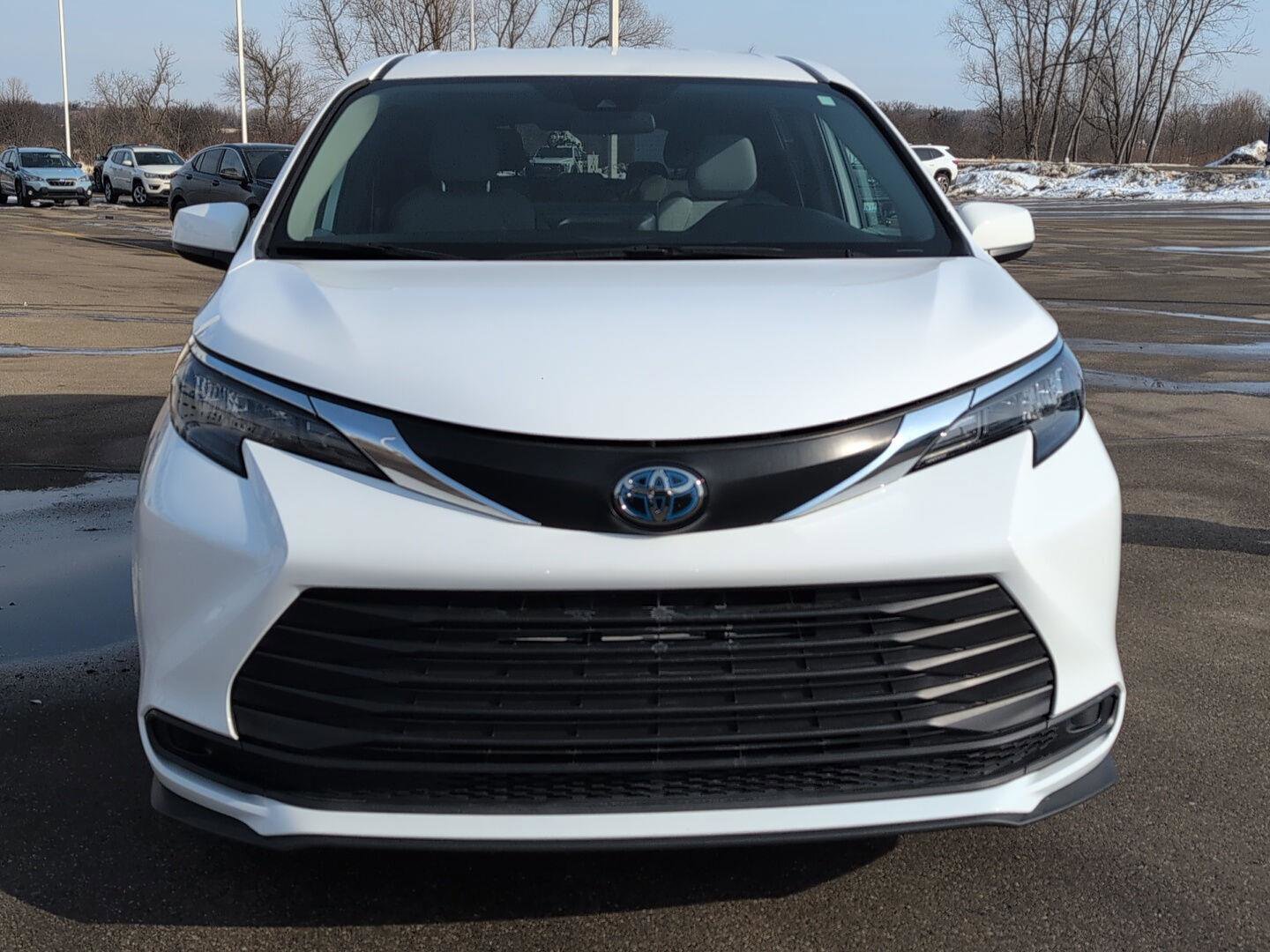 Used 2025 Toyota Sienna LE image 13