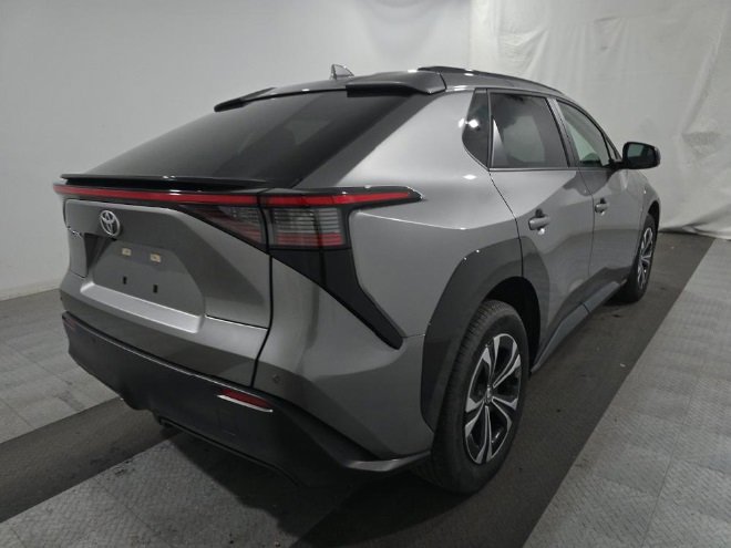 Used 2023 Toyota bZ4X XLE w/ Weather Package image 4