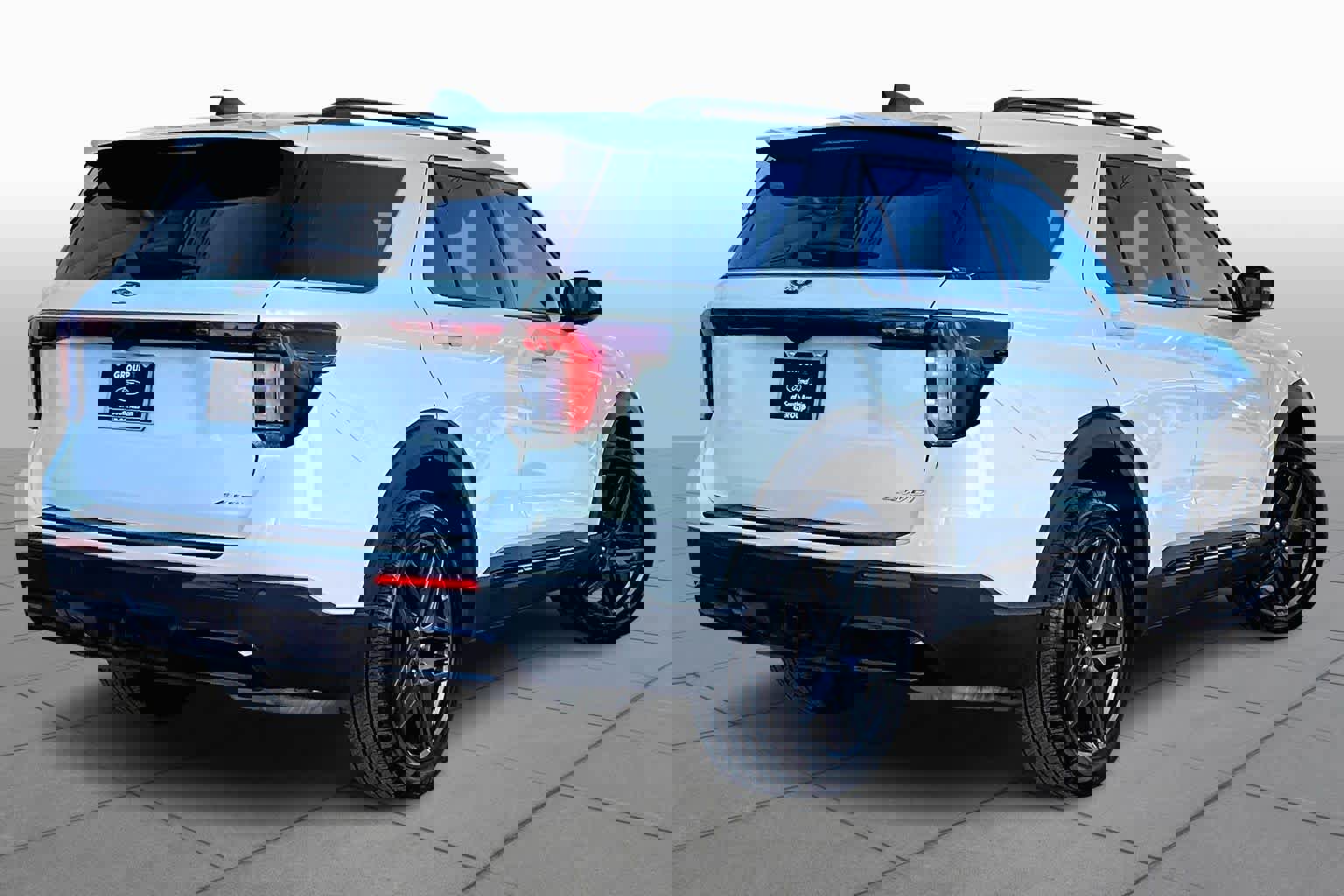 Used 2025 Ford Explorer ST-Line w/ Premium Package image 17