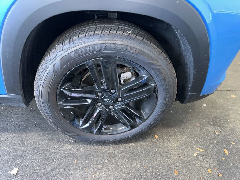 Used 2025 Chevrolet Trax ACTIV w/ Sunroof Package FWD image 2