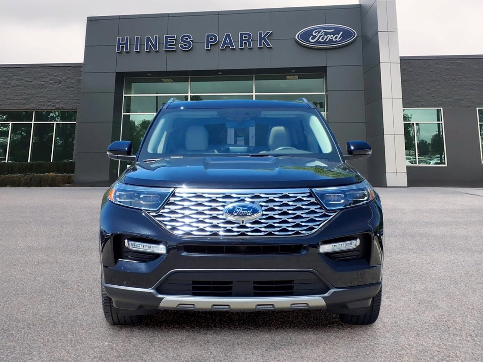 Used 2023 Ford Explorer Platinum w/ Technology Package AWD/4WD image 2