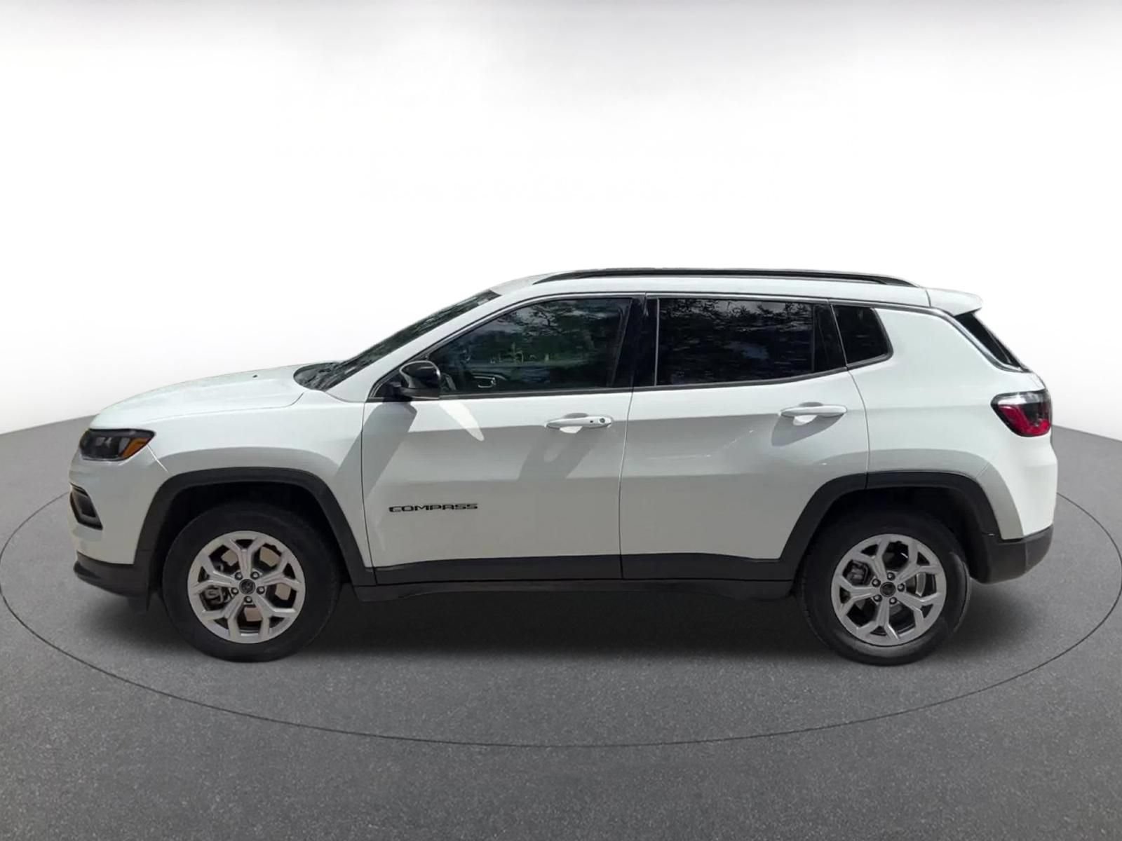 Used 2025 Jeep Compass Latitude AWD/4WD image 9