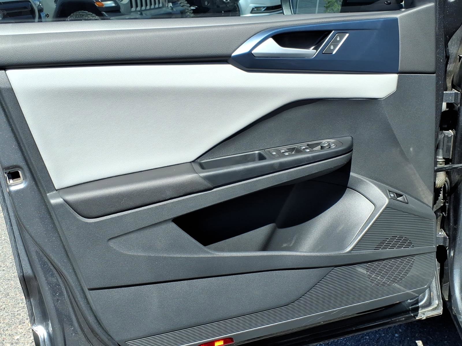 Certified 2023 Volkswagen Taos SE w/ Black Wheel Package image 17