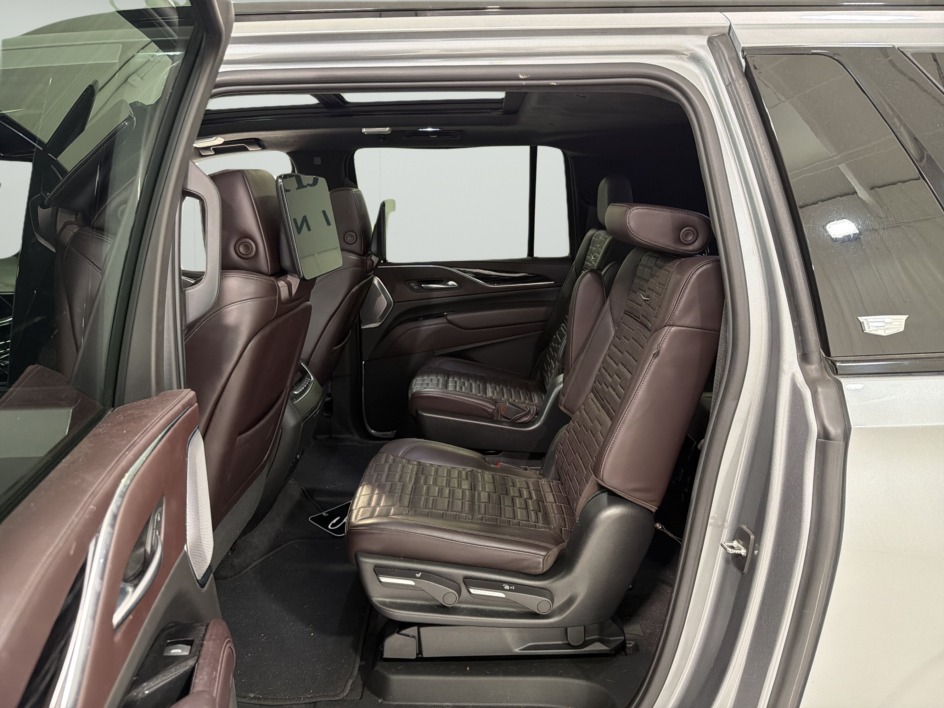 Used 2023 Cadillac Escalade ESV V AWD/4WD image 11