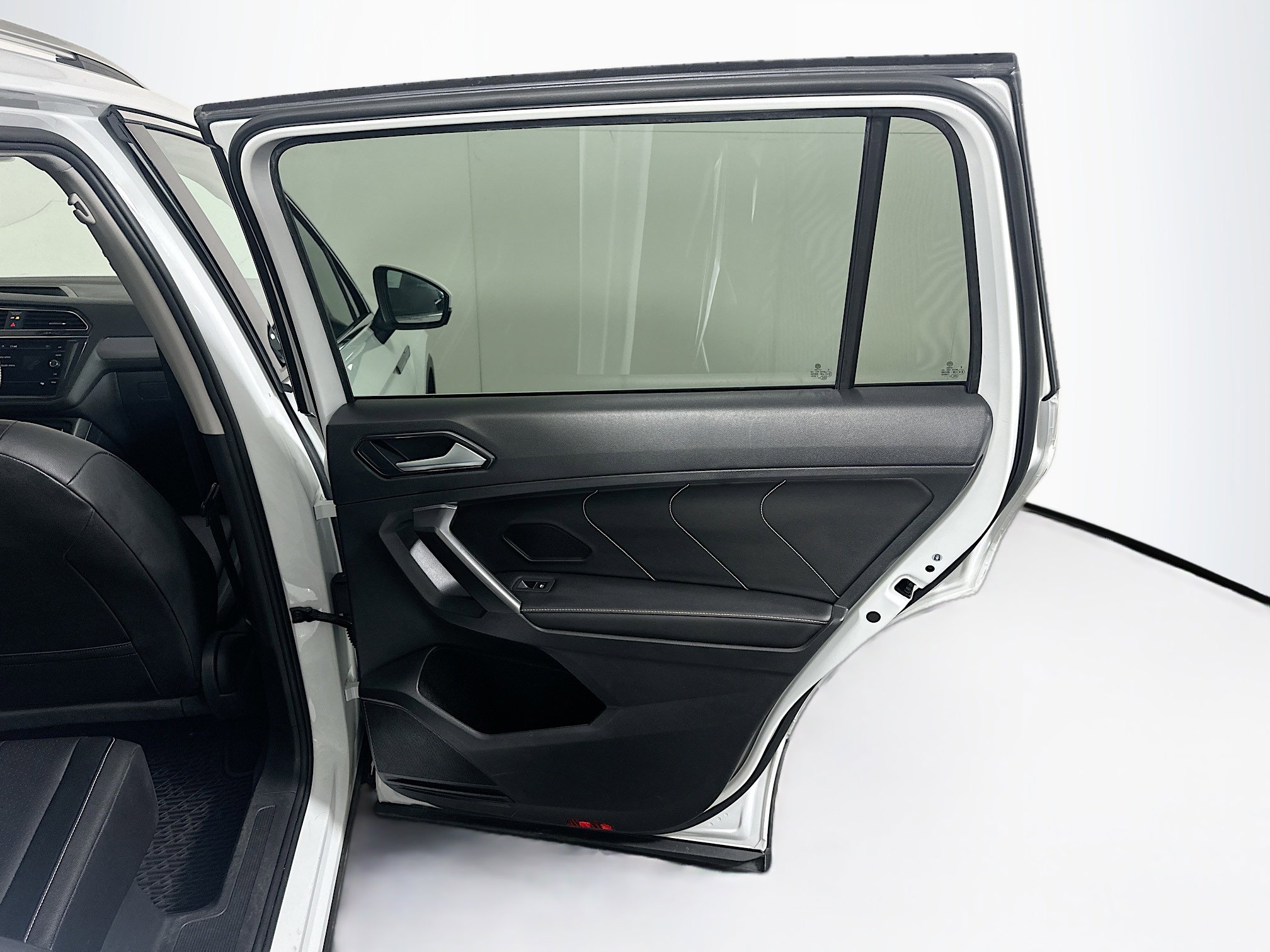 Used 2022 Volkswagen Tiguan SE w/ Panoramic Sunroof Package image 33