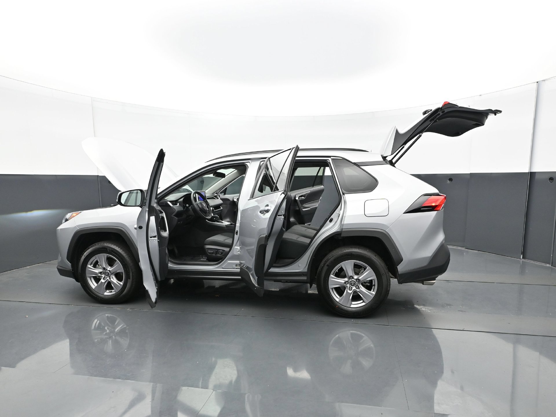 Used 2025 Toyota RAV4 XLE AWD/4WD image 35