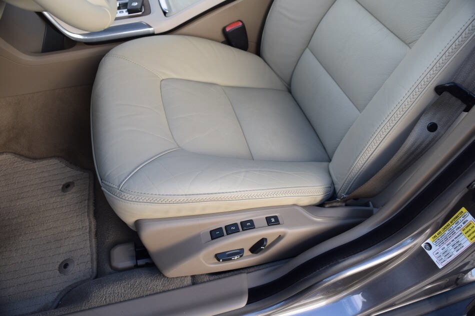 Used 2011 Volvo XC70 3.2 w/ Premium Pkg image 38