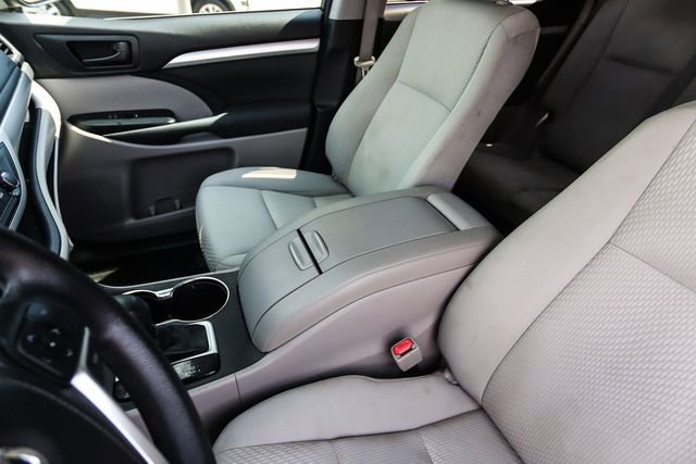 Used 2014 Toyota Highlander LE AWD/4WD image 33