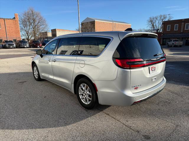 Certified 2024 Chrysler Pacifica Touring-L image 15