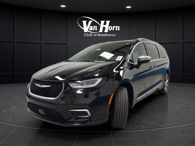 Used 2025 Chrysler Pacifica Pinnacle w/ Trailer Tow Group AWD/4WD image 3