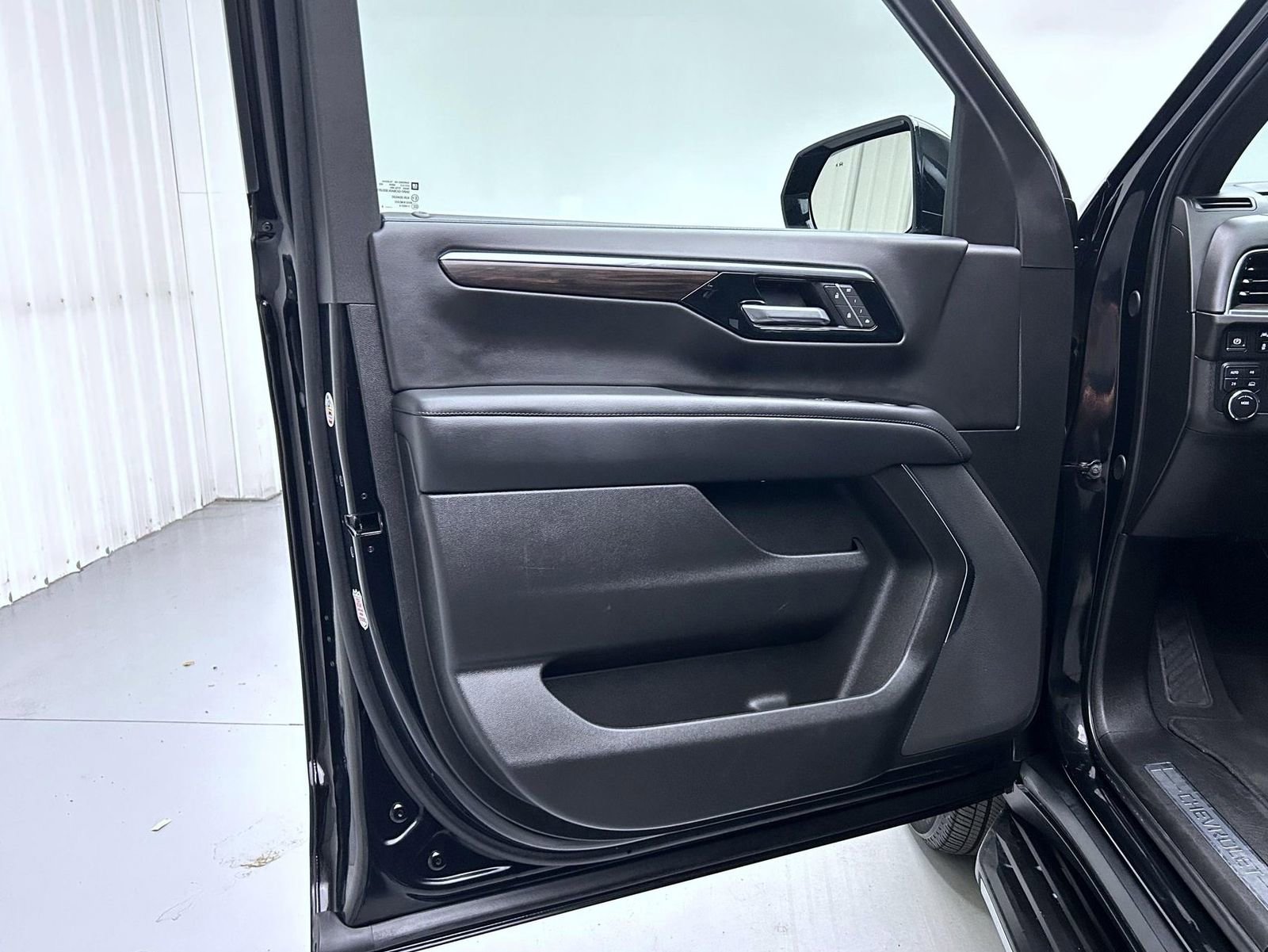 Used 2025 Chevrolet Tahoe LT AWD/4WD image 9