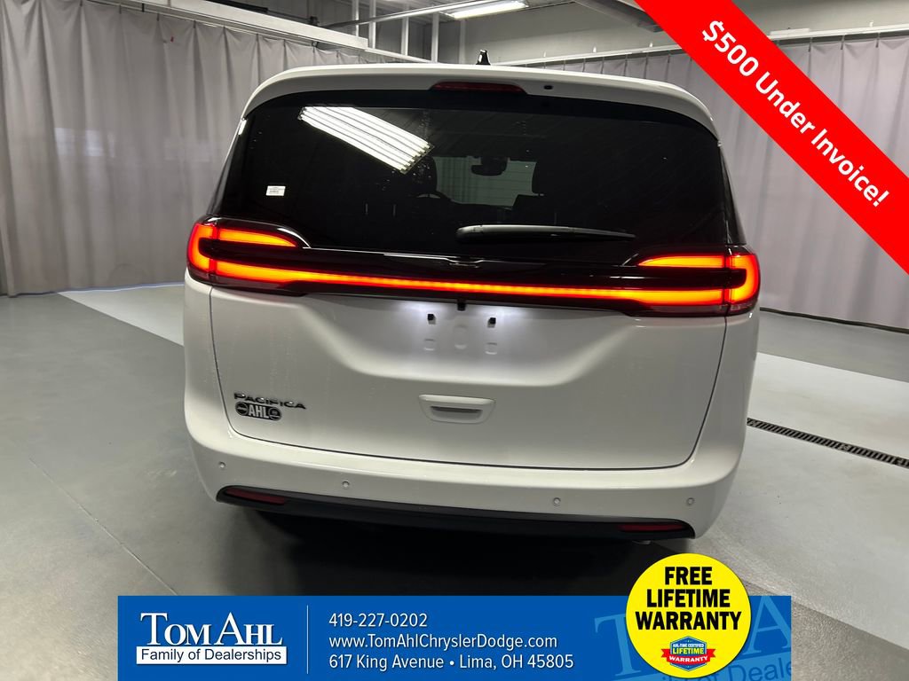 New 2026 Chrysler Pacifica Select image 6