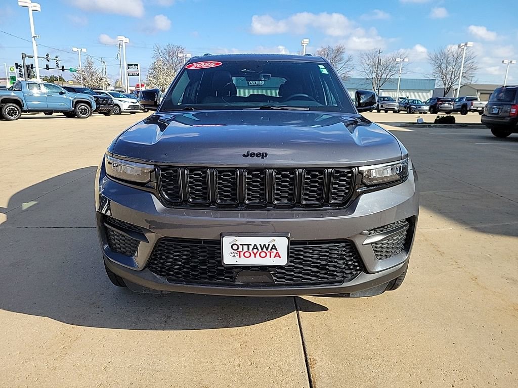 Used 2025 Jeep Grand Cherokee Altitude AWD/4WD image 3