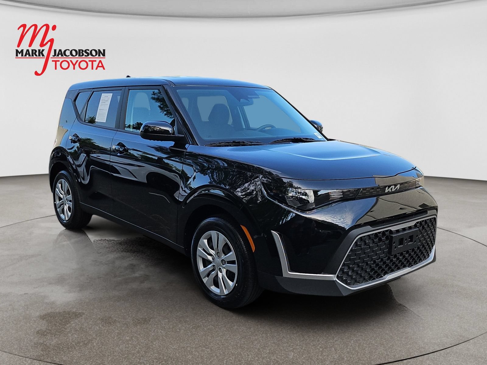 Used 2025 Kia Soul LX FWD image 3