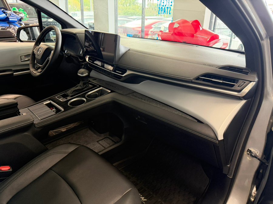 Used 2025 Toyota Sienna XSE FWD image 57