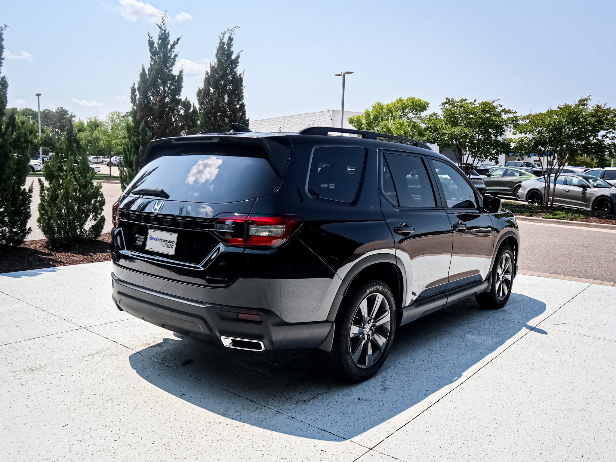 Used 2025 Honda Pilot Sport image 10