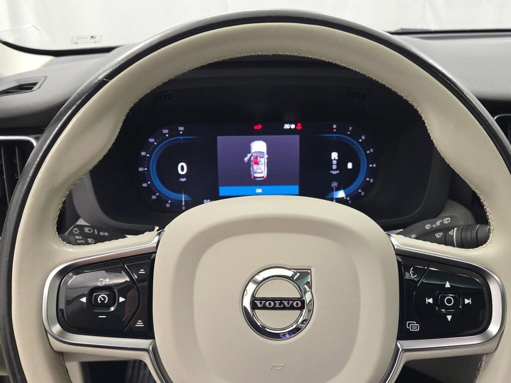 Used 2023 Volvo XC60 B5 Plus image 34