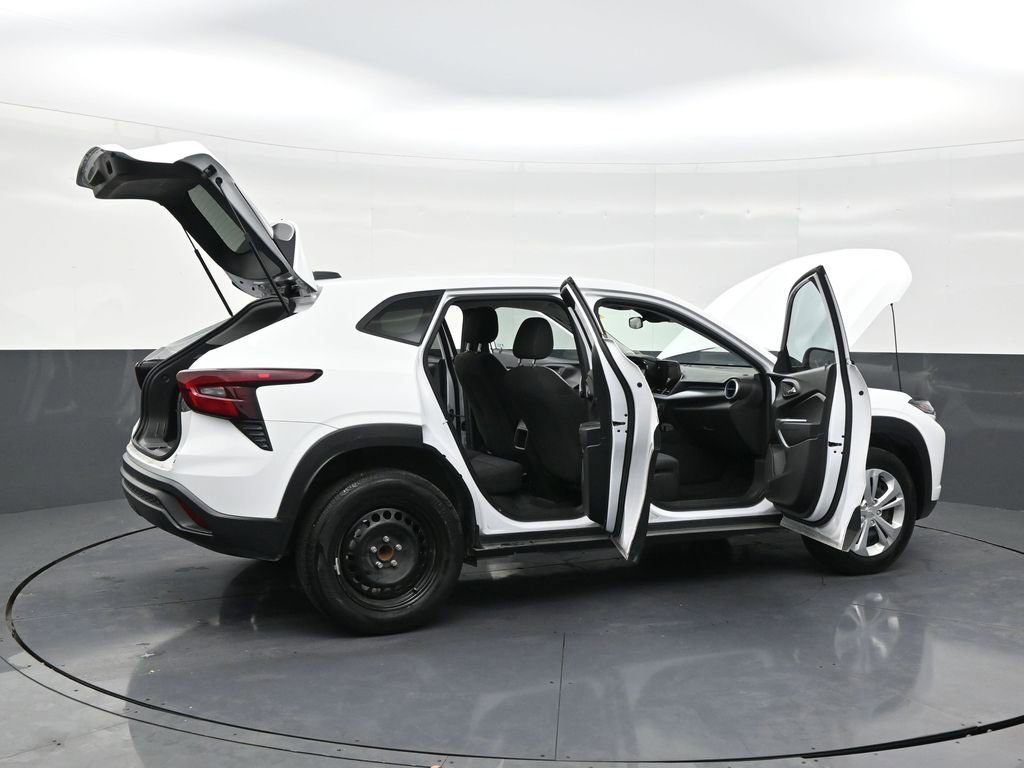 Used 2025 Chevrolet Trax LS FWD image 28