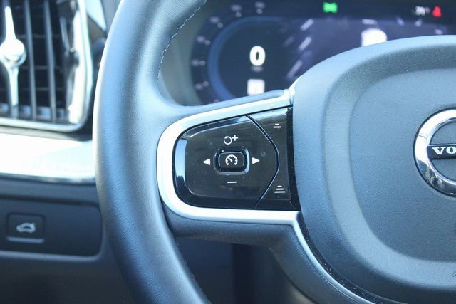 Used 2025 Volvo XC60 B5 Plus image 24