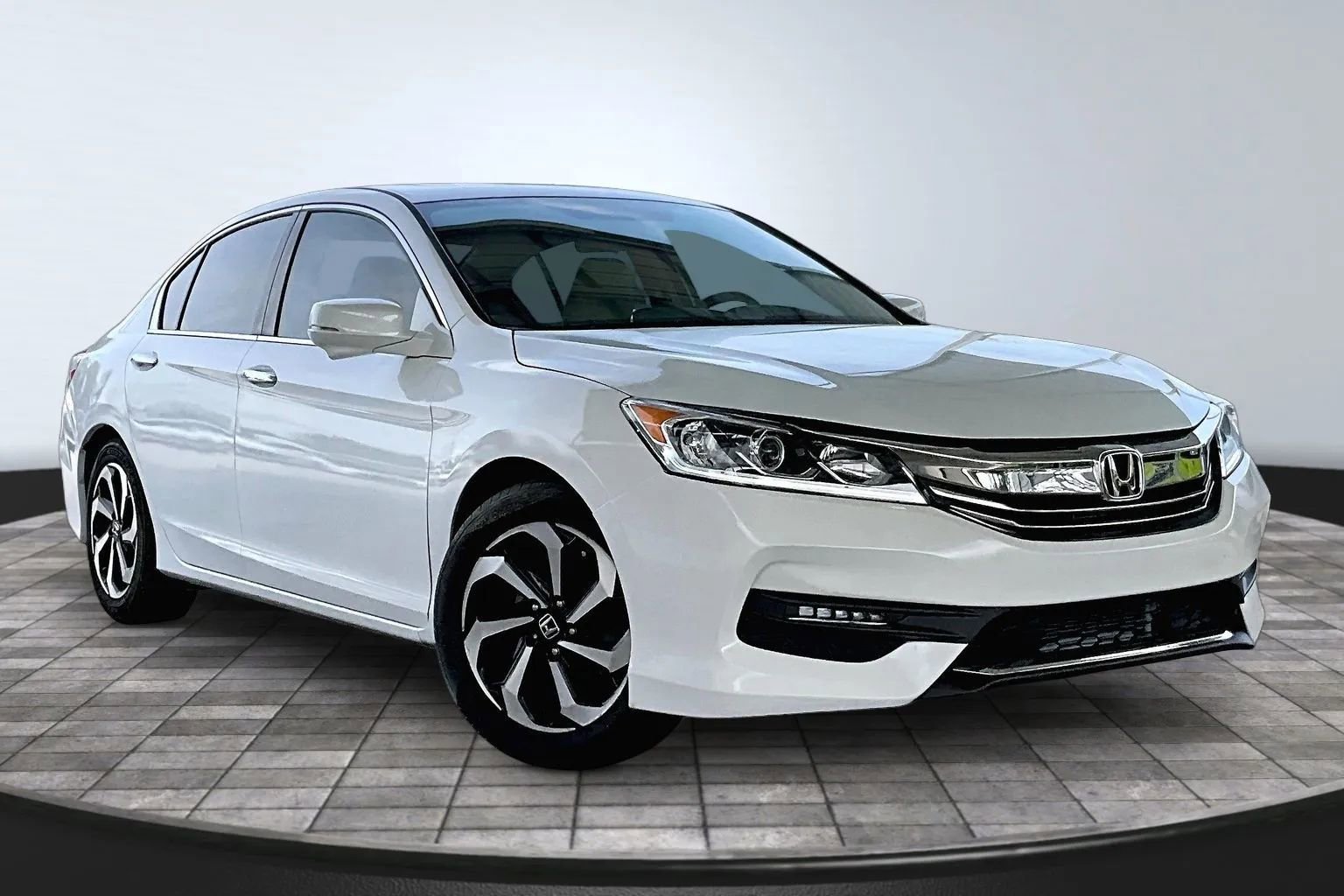 Used 2016 Honda Accord EX image 3