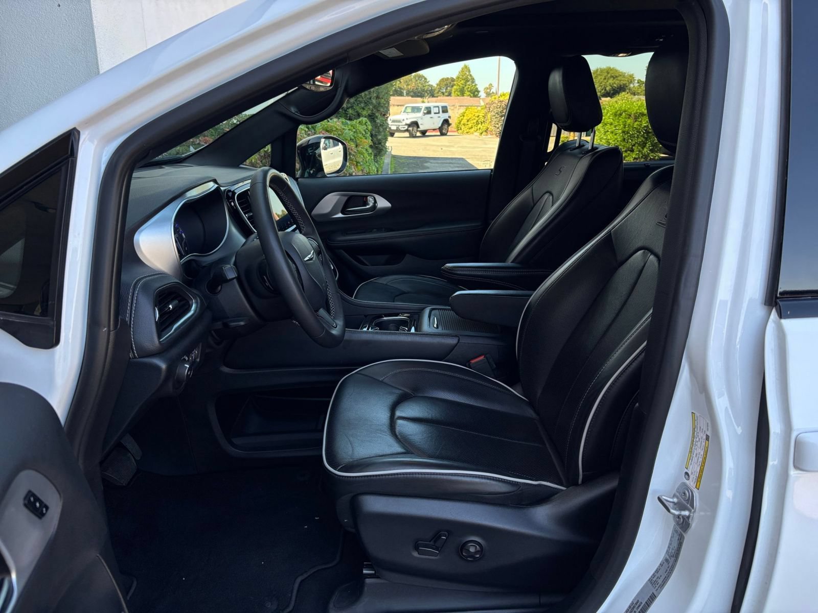 Used 2025 Chrysler Pacifica Limited FWD image 29