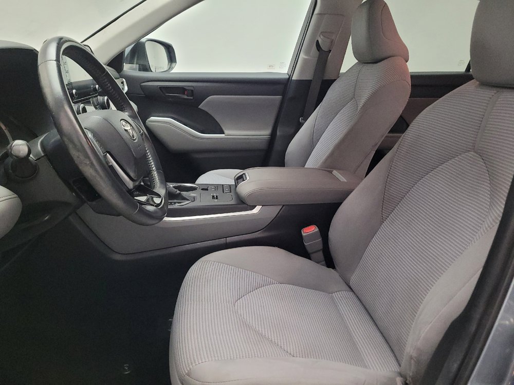Used 2020 Toyota Highlander LE FWD image 17