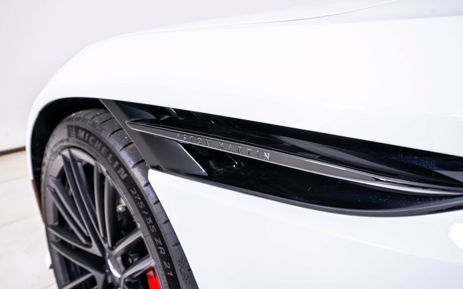 Used 2025 Aston Martin DB12 Coupe RWD image 13