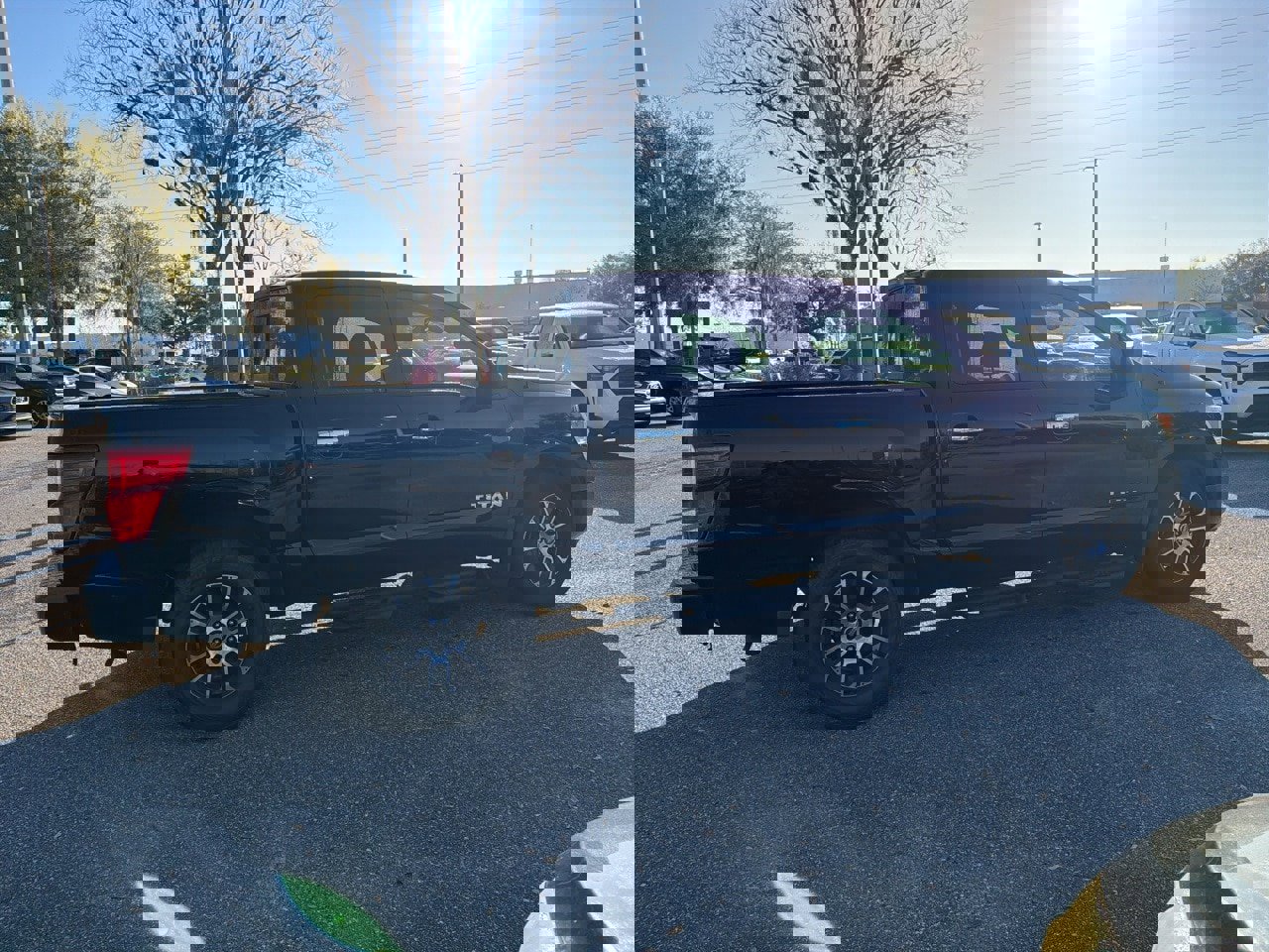 Used 2021 Nissan Titan SV w/ SV Convenience Package image 6