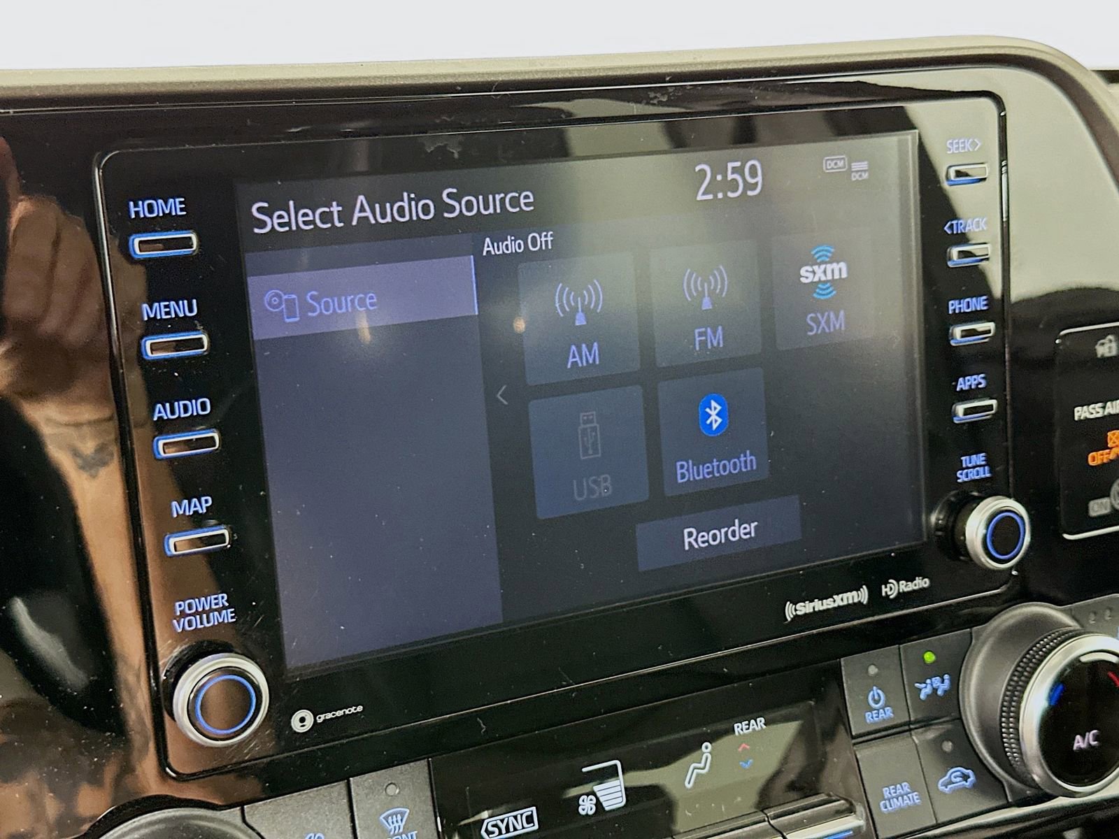 Used 2022 Toyota Highlander XLE AWD/4WD image 16